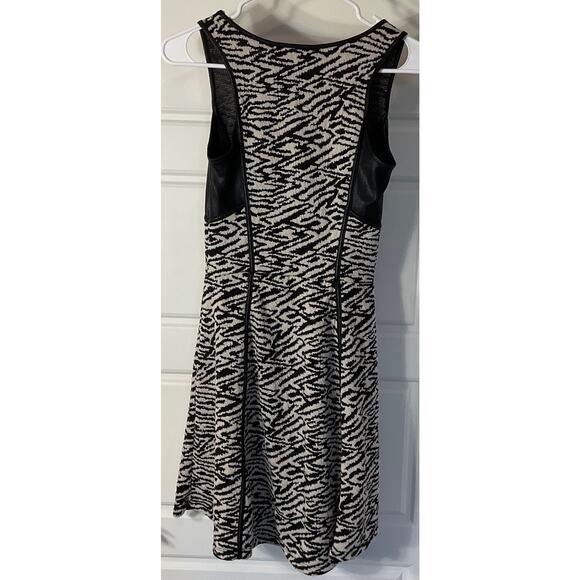Jessica Simpson Animal Print Halter Dress W/Leather Inserts & Trim XS - Picture 2 of 6